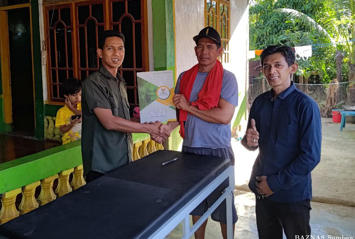 Menguatkan Ikhtiar Kesembuhan, BAZNAS Sumbawa Salurkan Bantuan Hospital Bed di Desa Boal