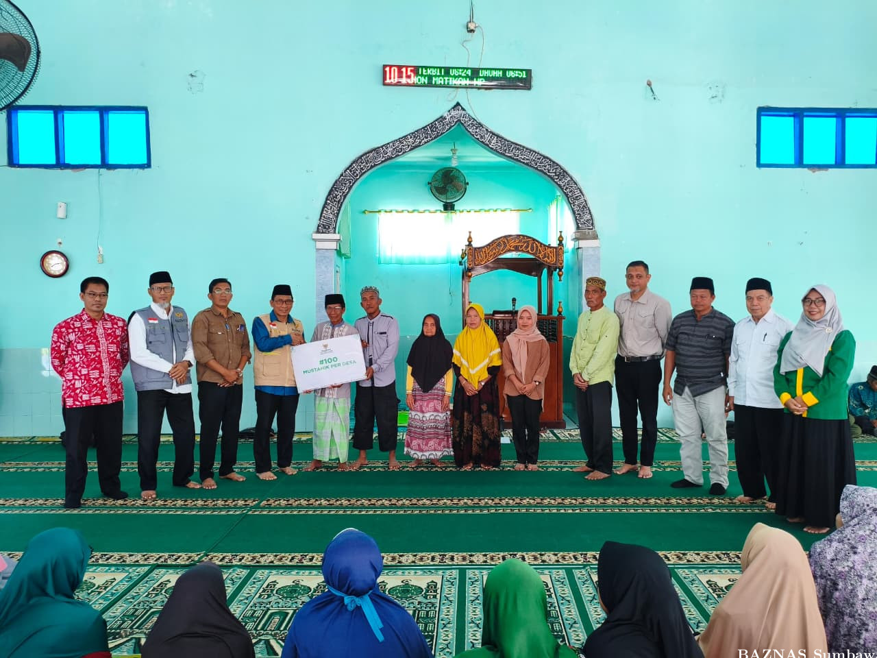 BAZNAS Sumbawa Salurkan Program 100 Mustahik per Desa di Batu Tering
