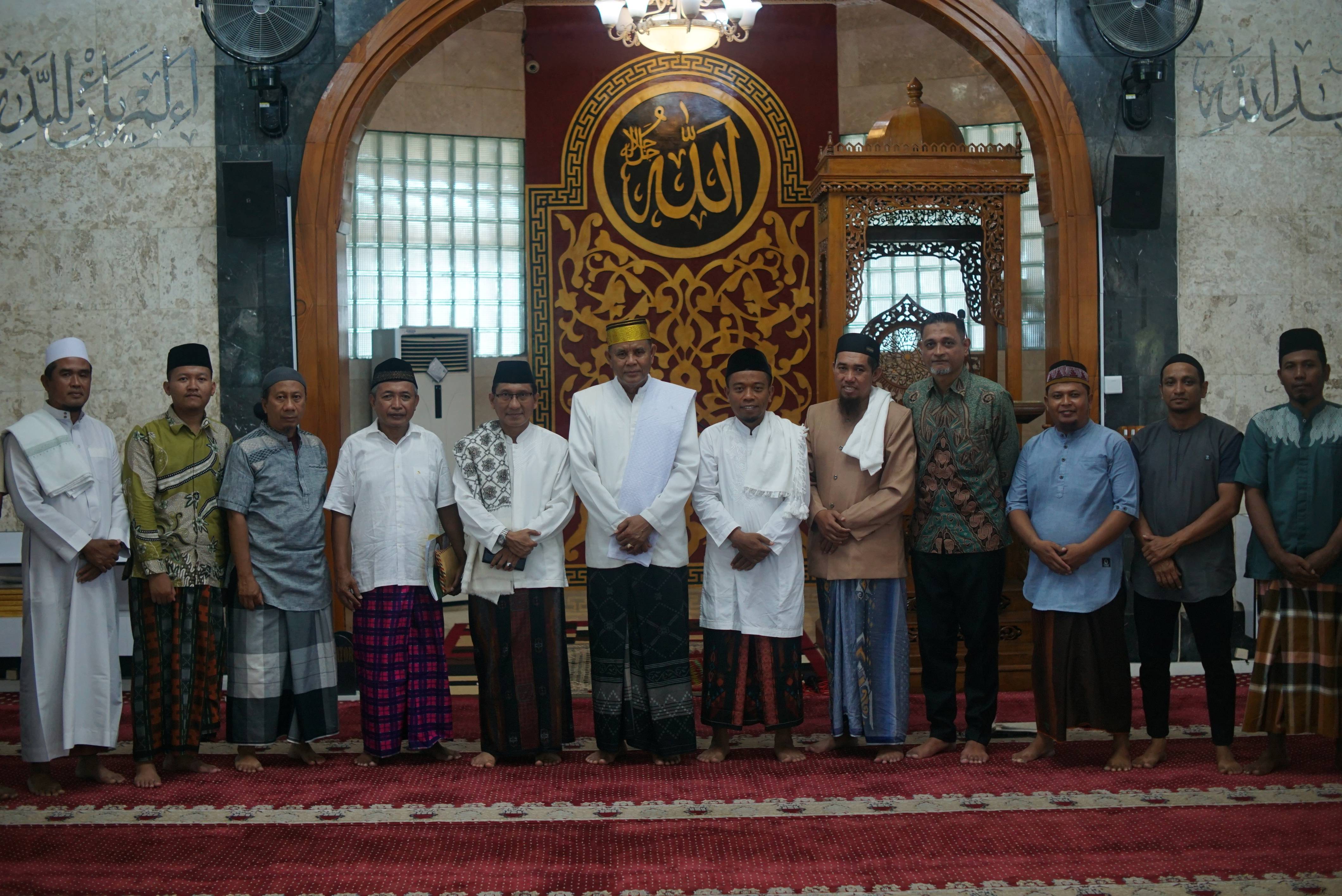 BAZNAS Sumbawa Salurkan Bantuan ke Masjid Agung Nurul Huda Kabupaten Sumbawa.