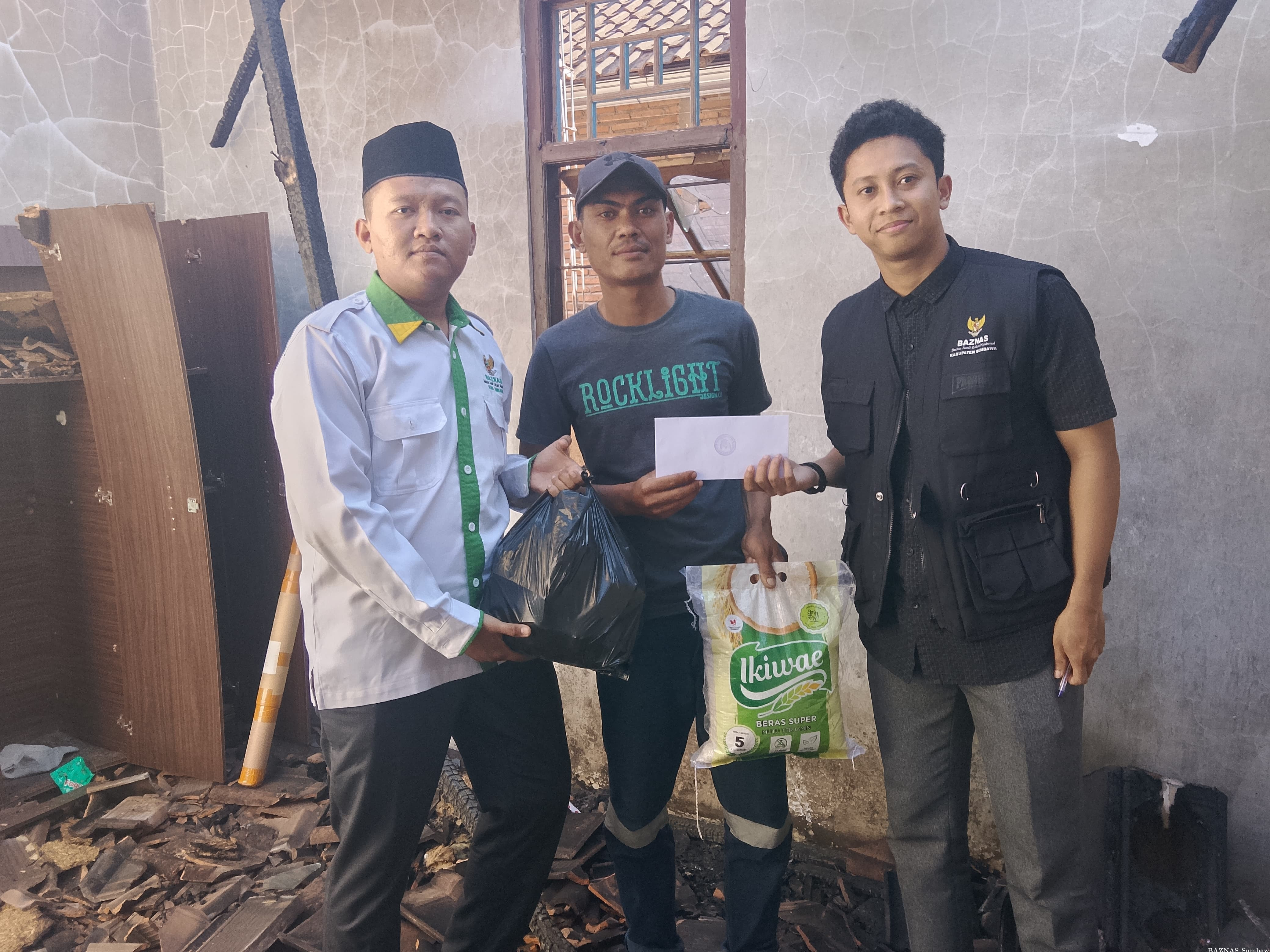 Pasca Kebakaran di Brang Biji, BAZNAS Sumbawa Ulurkan Bantuan untuk Korban Terdampak
