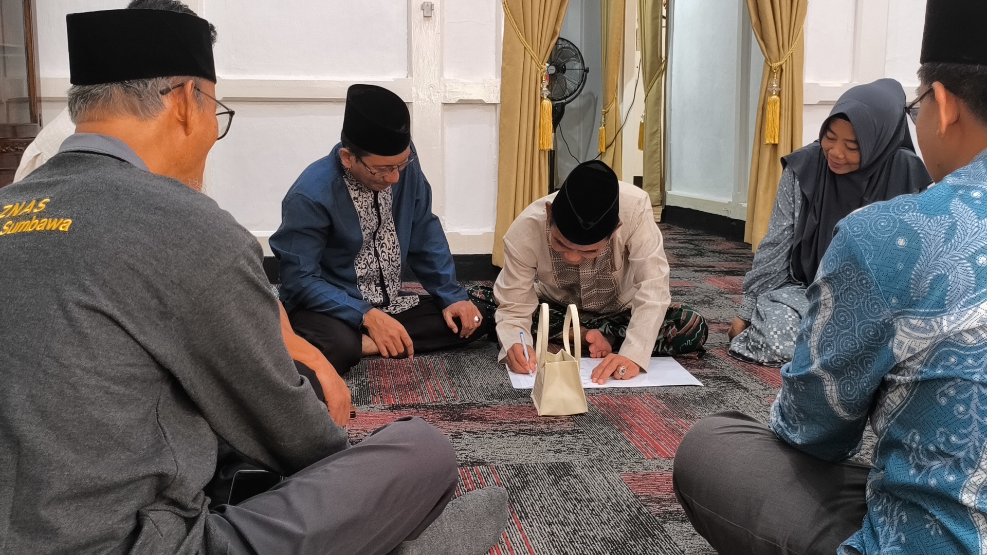 Wakil Bupati Sumbawa Tunaikan Zakat Mal melalui BAZNAS Kabupaten Sumbawa