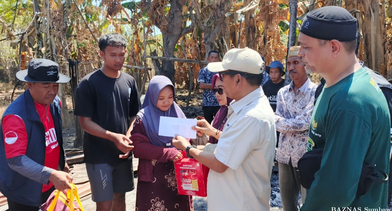 Waka II BAZNAS Sumbawa Bersama Wabup Ansori Salurkan Bantuan untuk Korban Kebakaran di Pulau Medang