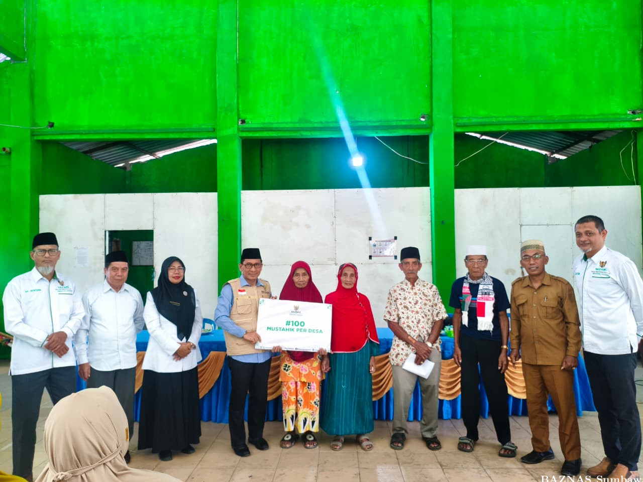 BAZNAS Sumbawa Salurkan Bantuan kepada 100 Mustahik di Desa Berang Rea melalui Program Sumbawa Makmu