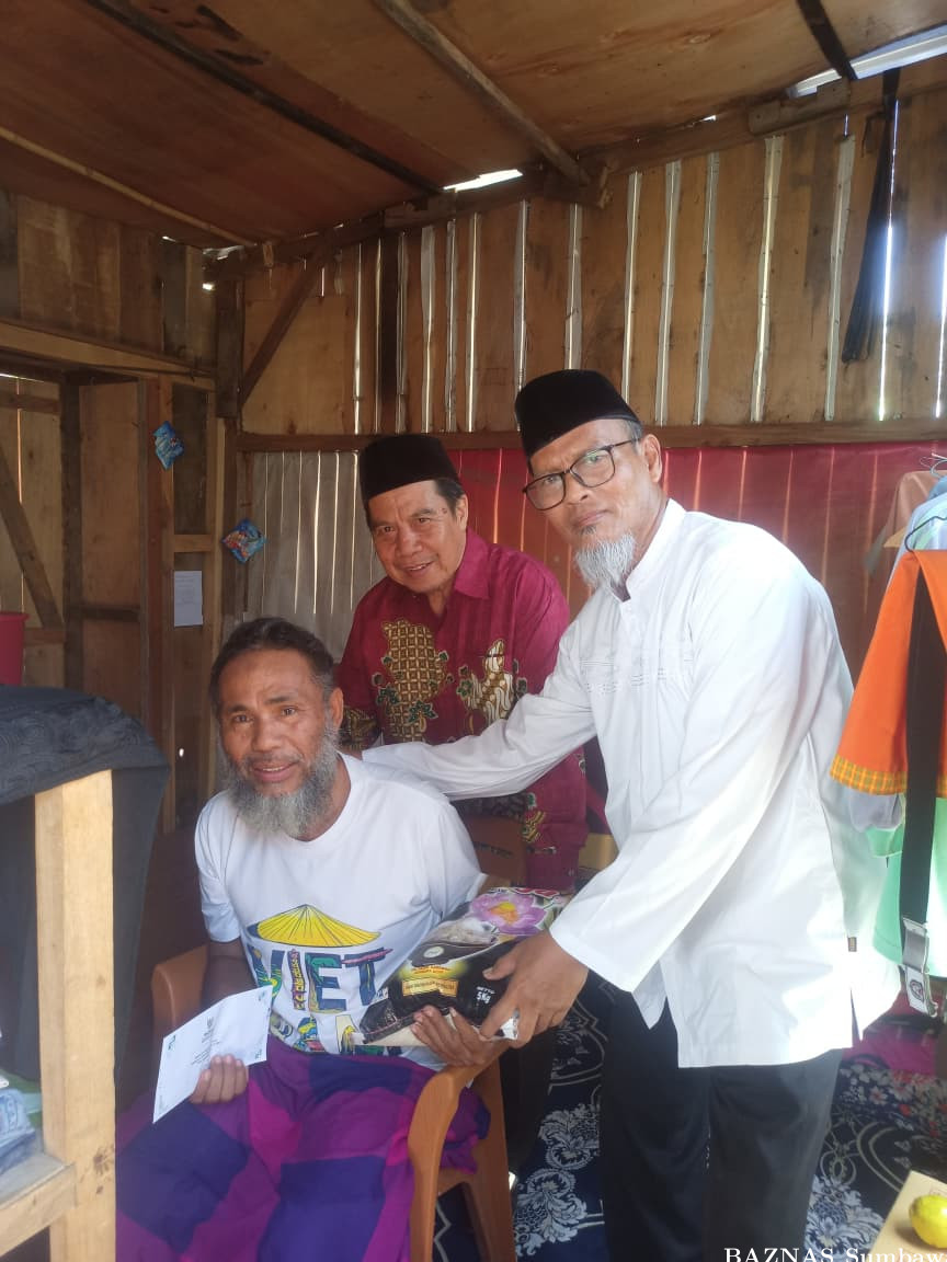 BAZNAS Sumbawa Salurkan Bantuan untuk Ringankan Beban Korban Kebakaran Rhee Loka
