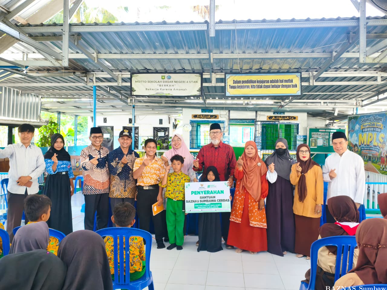 BAZNAS Sumbawa Salurkan Dana ZIS Program Sumbawa Cerdas untuk 232 Penerima Manfaat di Kec. Utan