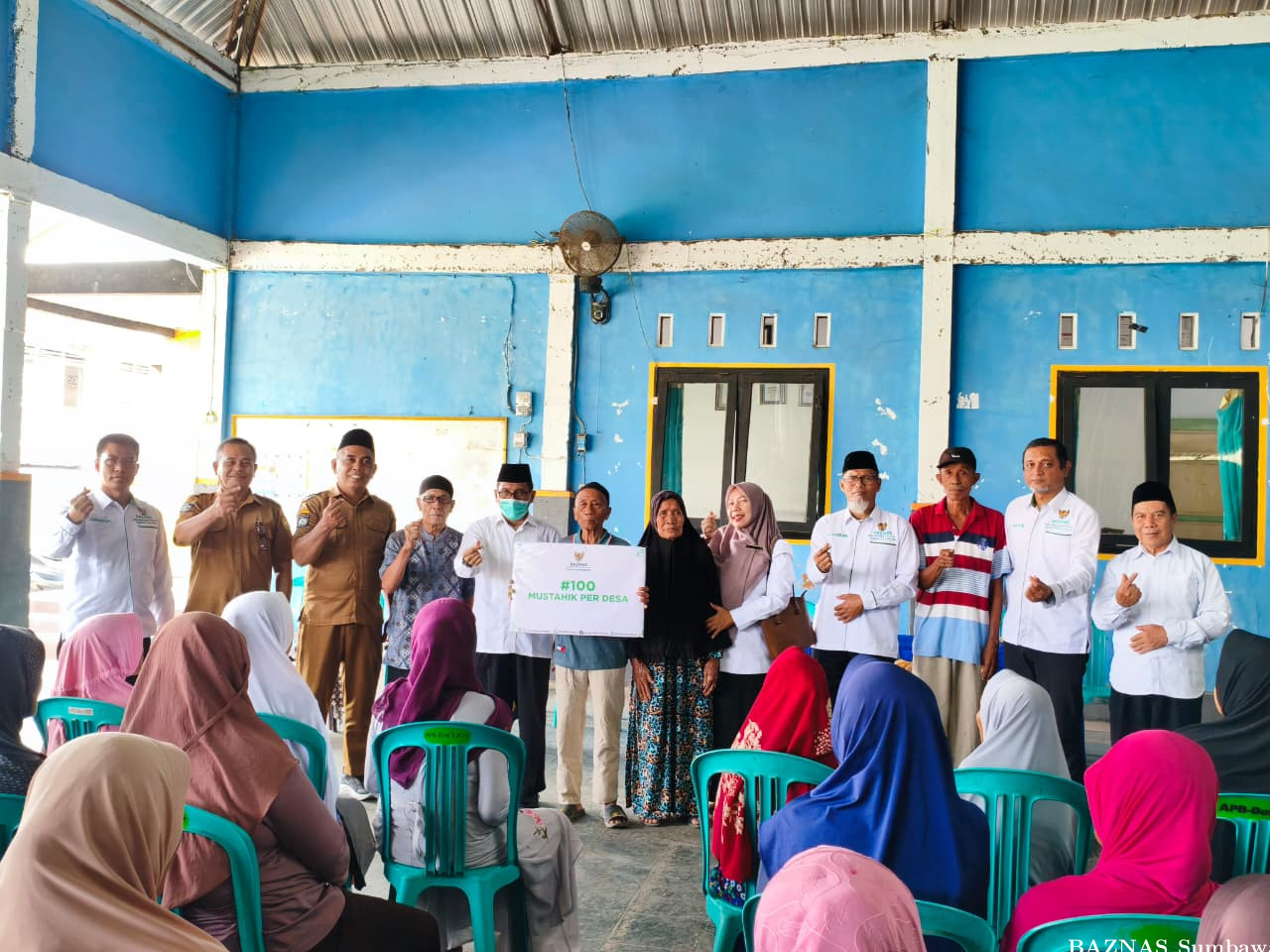 BAZNAS Sumbawa Salurkan Bantuan Program 100 Mustahik Per Desa di Sebasang, Moyo Hulu