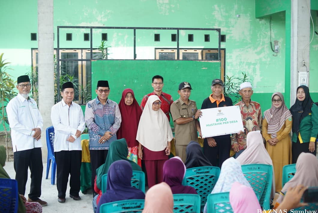 BAZNAS Sumbawa Hadirkan Manfaat ZIS, 100 Mustahik di Desa Penyaring Terima Bantuan Program Sumbawa M
