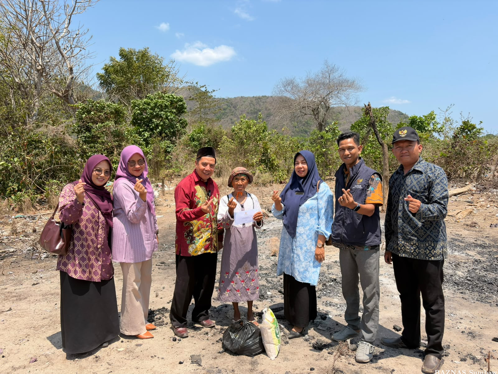 BAZNAS Sumbawa Salurkan Bantuan untuk Korban Kebakaran di Desa Mata, Tarano