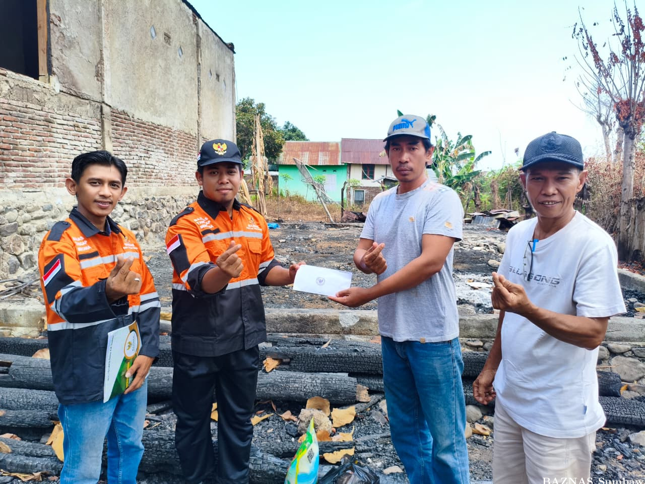 BTB BAZNAS Sumbawa Terus Tebar Kepedulian, Salurkan Bantuan bagi Korban Kebakaran di Kalabeso