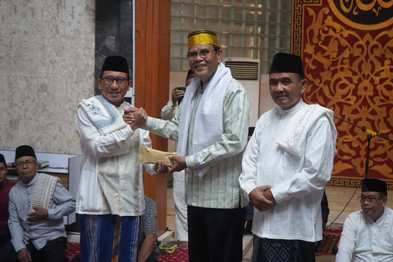 Ketua BAZNAS Sumbawa Sampaikan Hikmah Isra Miraj 1447 H Serahkan Bantuan Korban Banjir Sumatera